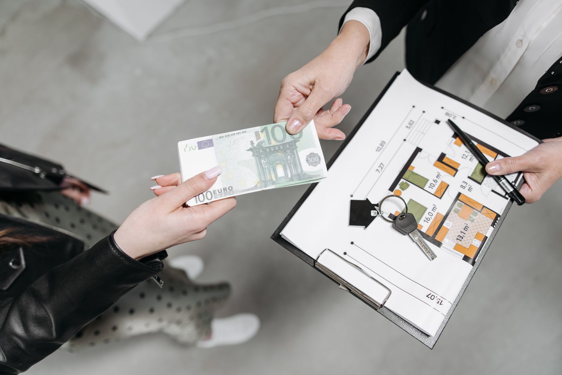 Espèces en transaction immobilière : un retour en grâce face aux aléas numériques ?